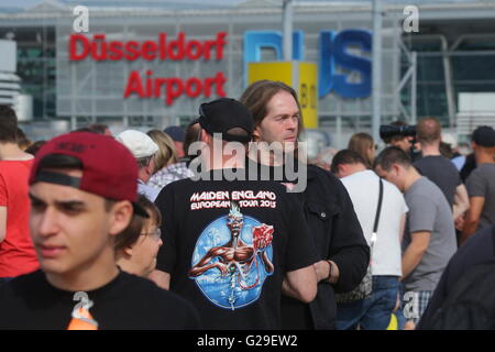 Duesseldorf, Germania. 26 Maggio, 2016. I fan della heavy metal band Iron Maiden attendere l arrivo della banda del piano privato presso l'aeroporto di Duesseldorf, Germania, 26 maggio 2016. La band è in esecuzione al festival "Rock im Revier." Foto: David Giovani/dpa/Alamy Live News Foto Stock