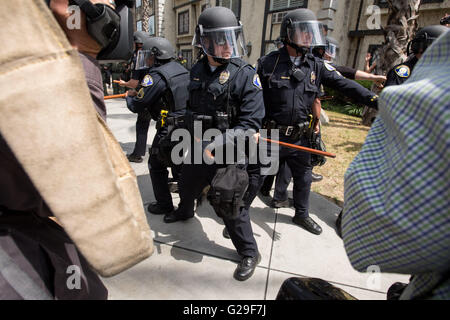 Anaheim, California, USA. 25 Maggio, 2016. Polizia e dimostranti scontro di fronte al Centro Congressi di Anaheim il mercoledì in cui il candidato presidenziale Donald Trump ha parlato di sostenitori. La polizia di Anaheim arrestati 14 manifestanti mercoledì durante il rally. © Gabriel Romero/ZUMA filo/Alamy Live News Foto Stock