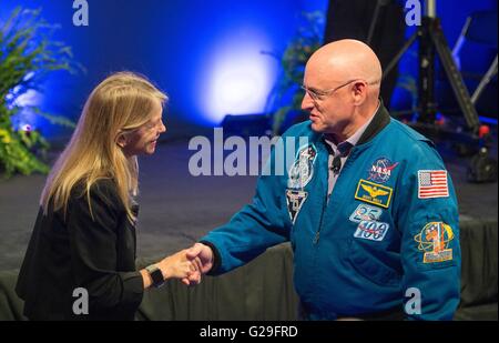 La NASA Il Vice amministratore dava Newman saluta ex astronauta della NASA Scott Kelly prima di affrontare un'agenzia vasta tutte le mani con la manifestazione presso la sede centrale della NASA 25 Maggio 2016 a Washington, DC. Kelly è il primo americano a spendere 1-anno nello spazio a bordo della Stazione Spaziale Internazionale. Foto Stock