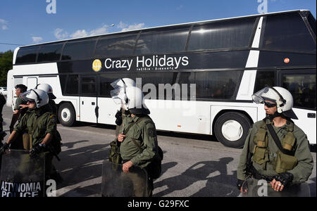 Idomeni, Grecia. Xxiv Maggio, 2016. Poliziotti antisommossa sostare davanti a un bus con i rifugiati di lasciare il border camp di Idomeni, vicino il greco-EX REPUBBLICA IUGOSLAVA DI MACEDONIA le frontiere, il 24 maggio 2016. Polizia greca evacuato il ripiego Refugee Camp in Idomeni e trasferito la maggior parte di essi alle nuove strutture di hosting in Sindos Derveni e vicino al nord della città greca di Salonicco. Solo 1.500 migranti sono stati lasciati in Idomeni. ©Elias Verdi/Alamy Live News Foto Stock