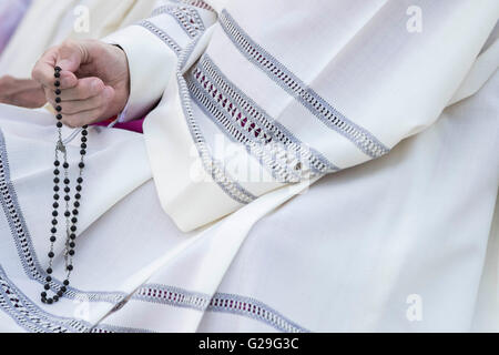 Roma, Italia. 26 Maggio, 2016. Un sacerdote assiste una messa nella Basilica di San Giovanni in Laterano Basilica celebrata dal Papa Francesco per contrassegnare la solennità del Corpus Domini o Corpus Christi in Italia a Roma il 26 maggio 2016. La Chiesa cattolica romana festa del Corpus Domini, commemora il Cristo dell'ultima cena di Leonardo e l istituzione dell Eucaristia. La massa è stata seguita dalla tradizionale processione aux flambeaux, in cui i gruppi parrocchiali, sodalizi e di carità fraterna e di organizzazioni di tutti i tipi di partecipare insieme con i cittadini, Credito: PACIFIC PRESS/Alamy Live News Foto Stock