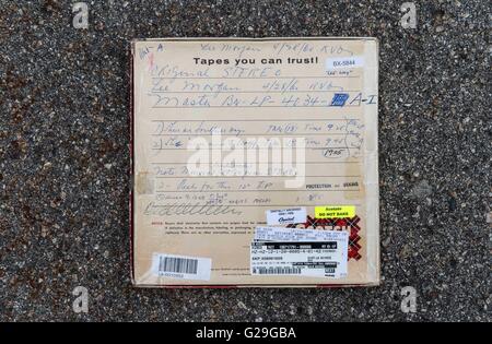 North Hills, in California, Stati Uniti d'America. 25 Maggio, 2016. Una scatola contenente l'originale nastro master di un album del 1960, di un margine di manovra dal trombettista jazz Lee Morgan è fotografato a Cohearent Audio Studio. Fondata nel 1978, questioni di musica Jazz è dedicato al re-rilasciando nuovi pressature storico di Blue Note Records titoli jazz su 45 e 33 giri/min, 180g vinile vergine. Ciascuno di ri-rilasciato album jazz è restaurata e rimasterizzata dal master originale nastri analogici e caratteristiche la mitica Blue Note di copertina con gatefold giacche e altre foto dalle sessioni originali.(Immagine di credito: © Brian Cahn via ZUMA Wi Foto Stock