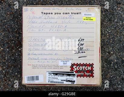 North Hills, in California, Stati Uniti d'America. 25 Maggio, 2016. Una scatola contenente l'originale nastro master di un album 1961, pronto per Freddie, dal trombettista Freddie Hubbard, è fotografata a Kevin Gray's Cohearent Audio Studio. Fondata nel 1978, questioni di musica Jazz è dedicato al re-rilasciando nuovi pressature storico di Blue Note Records titoli jazz su 45 e 33 giri/min, 180g vinile vergine. Ciascuno di ri-rilasciato album jazz è restaurata e rimasterizzata dal master originale nastri analogici e caratteristiche la mitica Blue Note di copertina con gatefold giacche e altre foto dalle sessioni originali.(credito mi Foto Stock