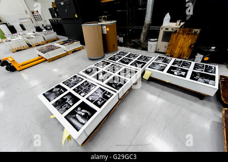 26 maggio 2016 - Città di industria, California, Stati Uniti - All'interno della giacca opera d'arte per Blue Note e altre etichette è steso sul pallet a Stoughton la stampa che esegue la stampa del jacket per questioni di musica Jazz. Fondata nel 1978, questioni di musica Jazz è dedicato al re-rilasciando nuovi pressature storico di Blue Note Records titoli jazz su 45 e 33 giri/min, 180g vinile vergine. Ciascuno di ri-rilasciato album jazz è restaurata e rimasterizzata dal master originale nastri analogici e caratteristiche la mitica Blue Note di copertina con gatefold giacche e altre foto dalle sessioni originali.(Immagine di credito: © Brian C Foto Stock
