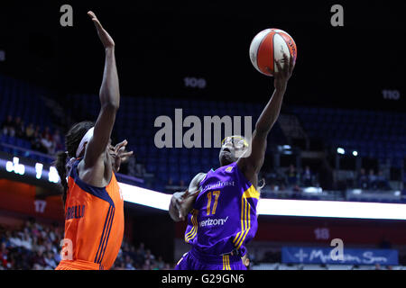 Mohegan Sun Arena. 26 Maggio, 2016. CT, Stati Uniti d'America; Los Angeles Sparks avanti essenza Carson (17) rigidi per il cesto contro Connecticut Sun avanti Aneika Henry-Morello (15) durante la prima metà di un WNBA pallacanestro tra il Connecticut Sun e Los Angeles Sparks a Mohegan Sun Arena. Anthony Nesmith/Cal Sport Media/Alamy Live News Foto Stock