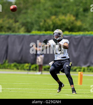 New Orleans, Los Angeles, Stati Uniti d'America. 26 Maggio, 2016. New Orleans Saints wide receiver R.J. Harris (14) durante il passaggio di trapani durante il New Orleans Saints allenamenti OTA a New Orleans Saints Training Facility in New Orleans, LA. Credito: Cal Sport Media/Alamy Live News Foto Stock