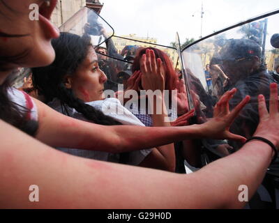 Lima, Perù. 26 Maggio, 2016. Un picchetto di attivisti hanno protestato davanti al palazzo del governo contro la candidatura di Keiko Fujimori. Un gruppo di donne con abiti strappati e macchiati con vernice rossa ha protestato in piazza principale anche inte Saint Martin Square, avevano pancartes con lo slogan "mangiare per Narco membro " e sono stati sfrattati dalla polizia. Credito: Carlos García Granthon/Alamy Live News Foto Stock