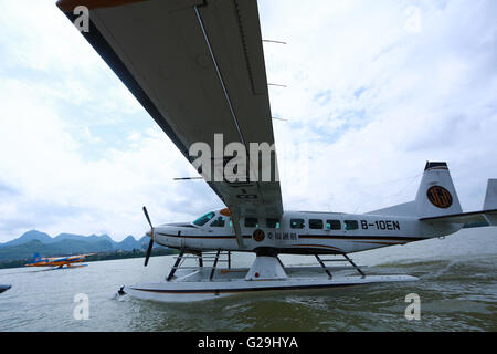 Liuzhou cinese di Guangxi Zhuang Regione autonoma. 26 Maggio, 2016. Un piano acquatico si prepara a prendere il largo sul fiume Liujiang a Jinglan acquatico in base Liuzhou City, a sud della Cina di Guangxi Zhuang Regione autonoma, 26 maggio 2016. Liuzhou ha introdotto piani acquatici per la costruzione completa di sistema di trasporto e anche per la promozione del turismo di sightseeing. © Li Hanchi/Xinhua/Alamy Live News Foto Stock