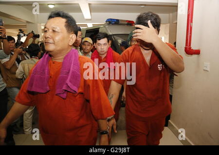 Phnom Penh Cambogia. 27 Maggio, 2016. Soth Vanny anteriore (L), Chay Sarith posteriore (C), ed il Mao Hoeun (R) sono scortati al Phnom Penh Corte comunale per sentire il loro verdetto in Phnom Penh Cambogia, 27 maggio, 2016. Un tribunale cambogiano venerdì condannato ciascuna di tre uomini a quattro anni di carcere, con tre anni di quella sospesa per aggressione a due legislatori di opposizione dello scorso anno, in base ad una sentenza pronunciata dal giudice che presiede Heng Sokna. Credito: Phearum/Xinhua/Alamy Live News Foto Stock