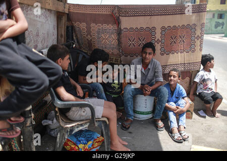 (160527) -- GAZA, 27 maggio 2016 (Xinhua) -- bambino palestinese Ibrahim al-Nemnem (terza R), 13 è visto seduto con i suoi amici al di fuori della sua casa in Shati Refugee Camp di Gaza City, il 22 maggio 2016. Al-Nemnem che è cresciuto tra i vicoli stretti del Shati Refugee Camp sogna di essere un tecnico per contribuire allo sviluppo del camp e migliorare la vita dei suoi abitanti. Come il mondo osserva la Giornata Internazionale per la protezione dei bambini dal 1 Giugno al-Nemnem e i suoi colleghi occupare le loro giovani menti con grandi sogni di un migliore e più sicuro e stabile la vita in uno dei più rigidi Foto Stock