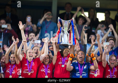 Lione team group, 26 maggio 2016 - Calcio : Wendie Renard di Lione celebra con il trofeo dopo la vittoria al femminile UEFA Champions League match finale tra il VfL Wolfsburg 1(3-4)1 Lione allo Stadio Citta del Tricolore a Reggio Emilia, Italia. (Foto di aicfoto/AFLO) Foto Stock