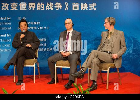 Sydney, Australia. 27 Maggio, 2016. Cinese e Australian cast membri condividono esperienze al premiere cerimonia di un documentario intitolato "La guerra che ha cambiato il mondo: realizzazione di una nuova Cina", a Sydney in Australia, 27 maggio 2016. Gli australiani saranno in grado di vedere la vera orrori della Seconda guerra mondiale (WWII) in Cina quando un giunto China-Australia arie documentario sulla televisione locale in settembre. Credito: Zhu Hongye/Xinhua/Alamy Live News Foto Stock