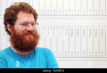 Berlino, Germania. 27 Maggio, 2016. New York-basato artista Michael Mandiberg parla con i giornalisti nel corso di una pressa di parlare per la sua installazione 'Print Wikipedia: Da Aachen A Zylinderdruckpresse" di Berlino, Germania, 27 maggio 2016. La sua installazione mira a illustrazione della dimensione dell'enciclopedia online. Foto: Wolfgang Kumm/dpa/Alamy Live News Foto Stock