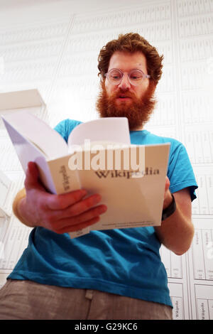 Berlino, Germania. 27 Maggio, 2016. New York-basato artista Michael Mandiberg parla con i giornalisti nel corso di una pressa di parlare per la sua installazione 'Print Wikipedia: Da Aachen A Zylinderdruckpresse" di Berlino, Germania, 27 maggio 2016. La sua installazione mira a illustrazione della dimensione dell'enciclopedia online. Foto: Wolfgang Kumm/dpa/Alamy Live News Foto Stock