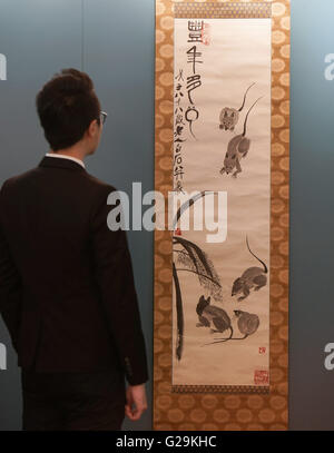 (160527) -- HONG KONG, 27 maggio 2016 (Xinhua) -- Un visitatore guarda un dipinto di acquerello cinese master Qi Baishi ad una anteprima della primavera 2016 Vendite di Tokyo Chuo Auction in Hong Kong, Cina del Sud, 27 maggio 2016. L'asta avrà inizio a partire dal mese di maggio 29 a 30. (Xinhua/Ng Wing Kin) (wyl) Foto Stock