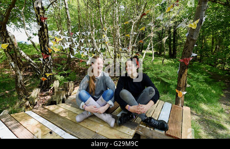 Nutley, East Sussex, Regno Unito. 27 Maggio, 2016. Tasha O'Byrne (sinistra) e Giuseppina Neill prendere una pausa dal preparare l'arte di installazione "voli di maggio all'lâ Elderflower campi Festival tenutosi al Parco Pippingford in Nutley Sussex questo fine settimana . Lâ Elderflower campi è una piccola famiglia indipendente festival tenutosi nel corso dei prossimi tre giorni di credito: Simon Dack/Alamy Live News Foto Stock