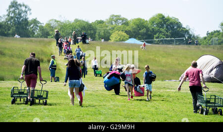 Nutley, East Sussex, Regno Unito. 27 Maggio, 2016. Centinaia di partecipanti arrivano nella calda belle giornate di sole per i campi lâ Elderflower Festival tenutosi al Parco Pippingford in Nutley Sussex questo fine settimana . Lâ Elderflower campi è una piccola famiglia indipendente festival tenutosi nel corso dei prossimi tre giorni di credito: Simon Dack/Alamy Live News Foto Stock