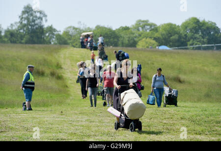 Nutley, East Sussex, Regno Unito. 27 Maggio, 2016. Centinaia di partecipanti arrivano nella calda belle giornate di sole per i campi lâ Elderflower Festival tenutosi al Parco Pippingford in Nutley Sussex questo fine settimana . Lâ Elderflower campi è una piccola famiglia indipendente festival tenutosi nel corso dei prossimi tre giorni di credito: Simon Dack/Alamy Live News Foto Stock