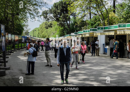 Madrid, Spagna, 27 maggio 2016. Una vista di Madrid alla Fiera del libro nel Parco del Retiro e a sta durante il giorno dell'inaugurazione, Madrid, Spagna. Enrique Davó/Alamy Live News. Foto Stock