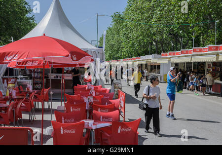 Madrid, Spagna, 27 maggio 2016. Una vista di Madrid Fiera del libro di Retiro Park durante il giorno dell'inaugurazione, Madrid, Spagna. Enrique Davó/Alamy Live News. Foto Stock