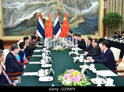 Pechino, Cina. 27 Maggio, 2016. Zhang Dejiang, presidente del comitato permanente per la Cina del congresso nazionale del popolo (ANP), incontra il presidente dell'Assemblea nazionale legislativa di Thailandia Pornpetch Wichitcholchai presso la Grande Sala del Popolo di Pechino, Cina, 27 maggio 2016. © Li Tao/Xinhua/Alamy Live News Foto Stock