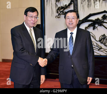 Pechino, Cina. 27 Maggio, 2016. Zhang Dejiang (R), presidente del comitato permanente per la Cina del congresso nazionale del popolo (ANP), incontra il presidente dell'Assemblea nazionale legislativa di Thailandia Pornpetch Wichitcholchai presso la Grande Sala del Popolo di Pechino, Cina, 27 maggio 2016. © Li Tao/Xinhua/Alamy Live News Foto Stock