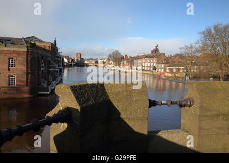 Vista sul fiume Ouse dal Skeldergate ponte in York, nello Yorkshire, Inghilterra, Regno Unito Foto Stock