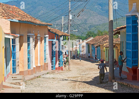 Tipico conservati colorati edifici coloniali case in una strada vicino al centro di Trinidad di Cuba. Foto Stock