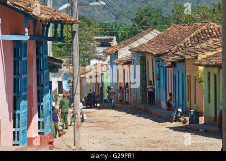 Tipico conservati colorati edifici coloniali case in una strada vicino al centro di Trinidad di Cuba. Foto Stock