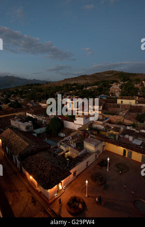 Una vista di Trinidad di Cuba al tramonto di sera presi dal Convento de San Francisco de Asís torre campanaria. Foto Stock