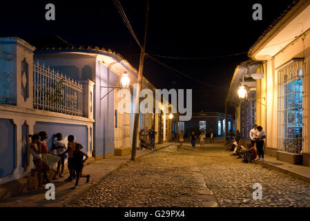 Tipico conservati colorati edifici coloniali case in una strada vicino al centro di Trinidad di Cuba durante la notte. Foto Stock