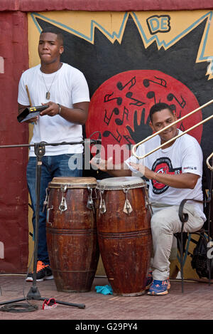 Musicisti cubani la riproduzione di musica di salsa per la gente del posto e i turisti presso la Casa de la Músíca in Trinidad, Cuba. Foto Stock