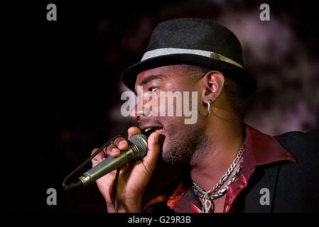 Chiusura del cantante in una Salsa cubana gruppo cantando per la gente del posto e i turisti presso la Casa de la Músíca in Trinidad, Cuba. Foto Stock