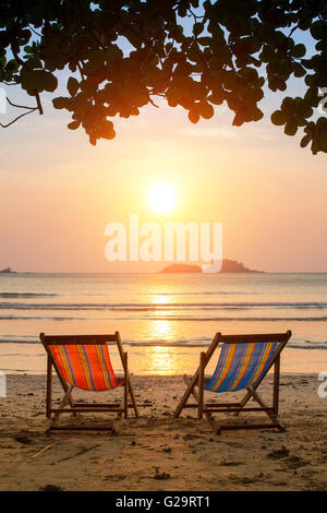 Sdraio sulla spiaggia del mare a incredibili sunrise. Foto Stock