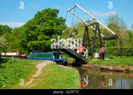 Una barca stretta passa sotto un ponte di sollevamento sul Llangollen Canal a Whitchurch, Shropshire, Regno Unito Foto Stock