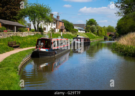 Canal barche ormeggiate sul Whitchurch braccio del Llangollen Canal, Shropshire, Inghilterra, Regno Unito Foto Stock