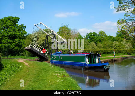 Una barca stretta passa sotto un ponte di sollevamento sul Llangollen Canal a Whitchurch, Shropshire, Regno Unito Foto Stock