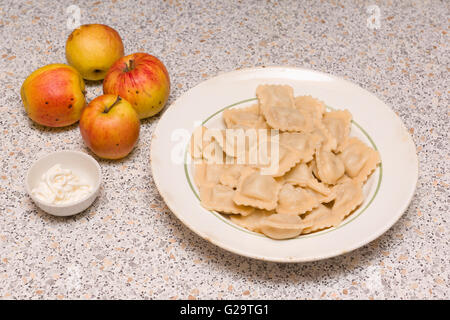 Gnocchi bolliti su una piastra giacente in una cena Foto Stock