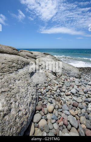 Spettacolare formazione rocciosa e sulla spiaggia di ciottoli a Pasito Blanco a sud di Gran Canaria Foto Stock