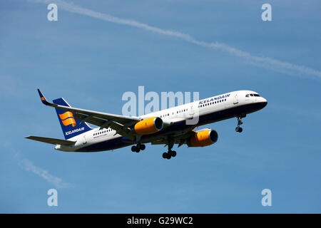 Islanda air Boeing 757-200 passeggeri aerei, in atterraggio approccio all'Aeroporto Franz Josef Strauss di Monaco di Baviera, Germania Foto Stock