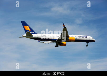 Islanda air Boeing 757-200 passeggeri aerei, in atterraggio approccio all'Aeroporto Franz Josef Strauss di Monaco di Baviera, Germania Foto Stock