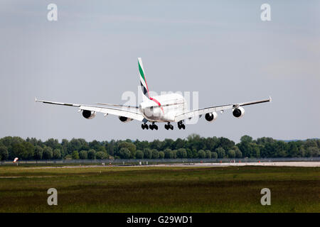 Emirates Airbus A380-800 passeggeri aerei visto da dietro, in atterraggio approccio all'Aeroporto Franz Josef Strauss di Monaco di Baviera. Foto Stock