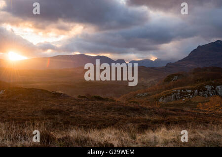 Sunrise in corrispondenza della testa del Loch Maree a a Poolewe, Wester Ross Scotland Regno Unito Foto Stock