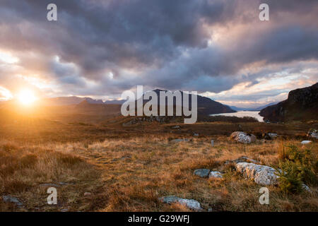 Sunrise in corrispondenza della testa del Loch Maree a a Poolewe, Wester Ross Scotland Regno Unito Foto Stock