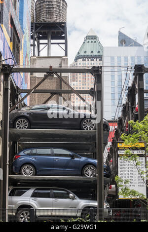 Multi-Storia Struttura di parcheggio, NYC Foto Stock