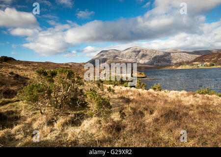 Vista di un boathouse sul Loch Stack, con Ben Arkle in background, Sutherland Scotland Regno Unito Foto Stock