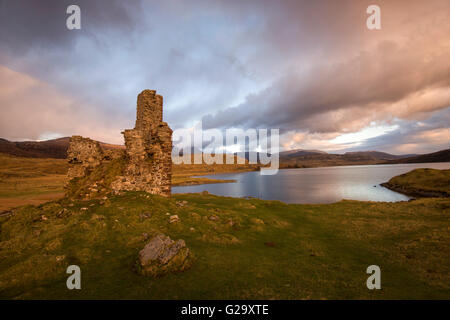 Crepuscolo presso il castello di Ardvreck, sul Loch Assynt in Sutherland Scotland Regno Unito Foto Stock