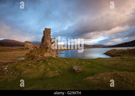 Crepuscolo presso il castello di Ardvreck, sul Loch Assynt in Sutherland Scotland Regno Unito Foto Stock