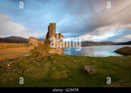 Crepuscolo presso il castello di Ardvreck, sul Loch Assynt in Sutherland Scotland Regno Unito Foto Stock