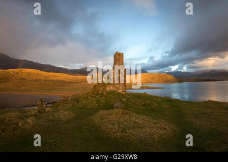 Crepuscolo arcobaleno in Ardvreck Castle, sul Loch Assynt in Sutherland Scotland Regno Unito Foto Stock